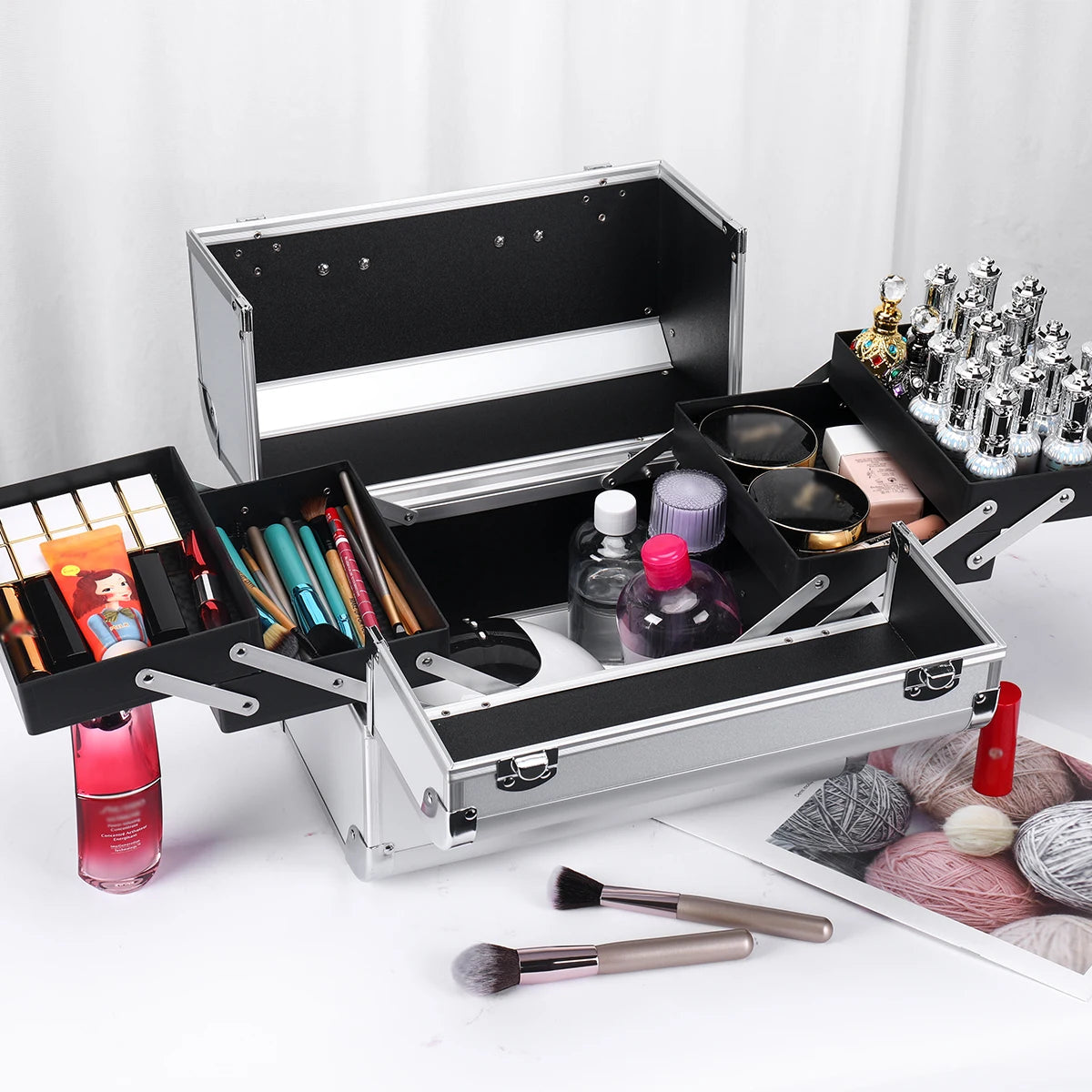 Étui à train de maquillage Étui en alliage d’aluminium Boîte à outils de pédicure avec poignée Boîte à cosmétiques Organisateur d’étui de maquillage portable